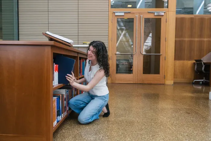 Tallulah Costa '25 interning at the Berkeley Law School Library. She has since earned a fellowship with the Center for the Study of the Presidency 和 Congress. Darius Riley摄